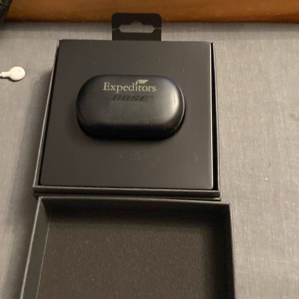 Bose quitcomfort earbuds tried on - Picture 2 of 4